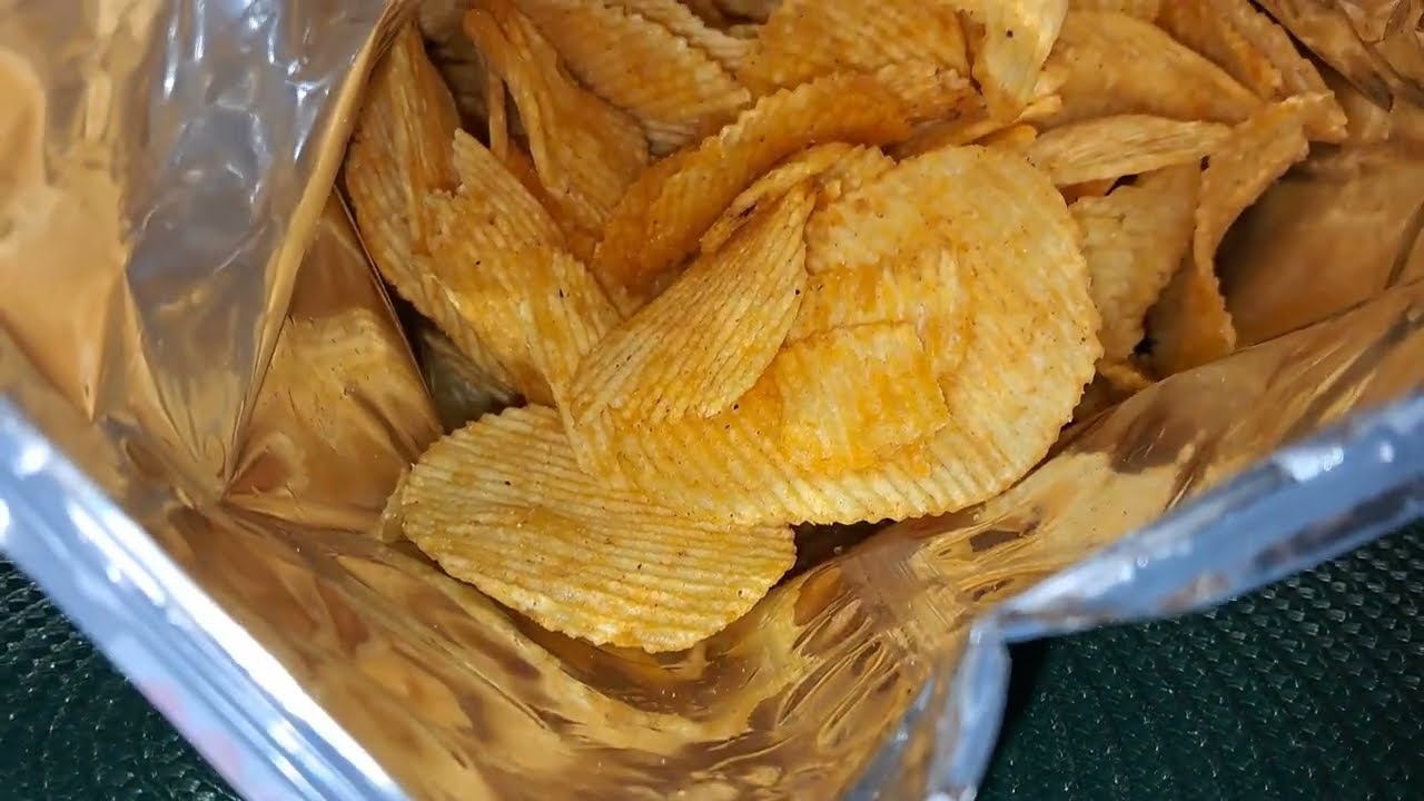 Chipsy Lay's Max Strong Chilli Limonka Wnętrze chrupanie konsumpcja