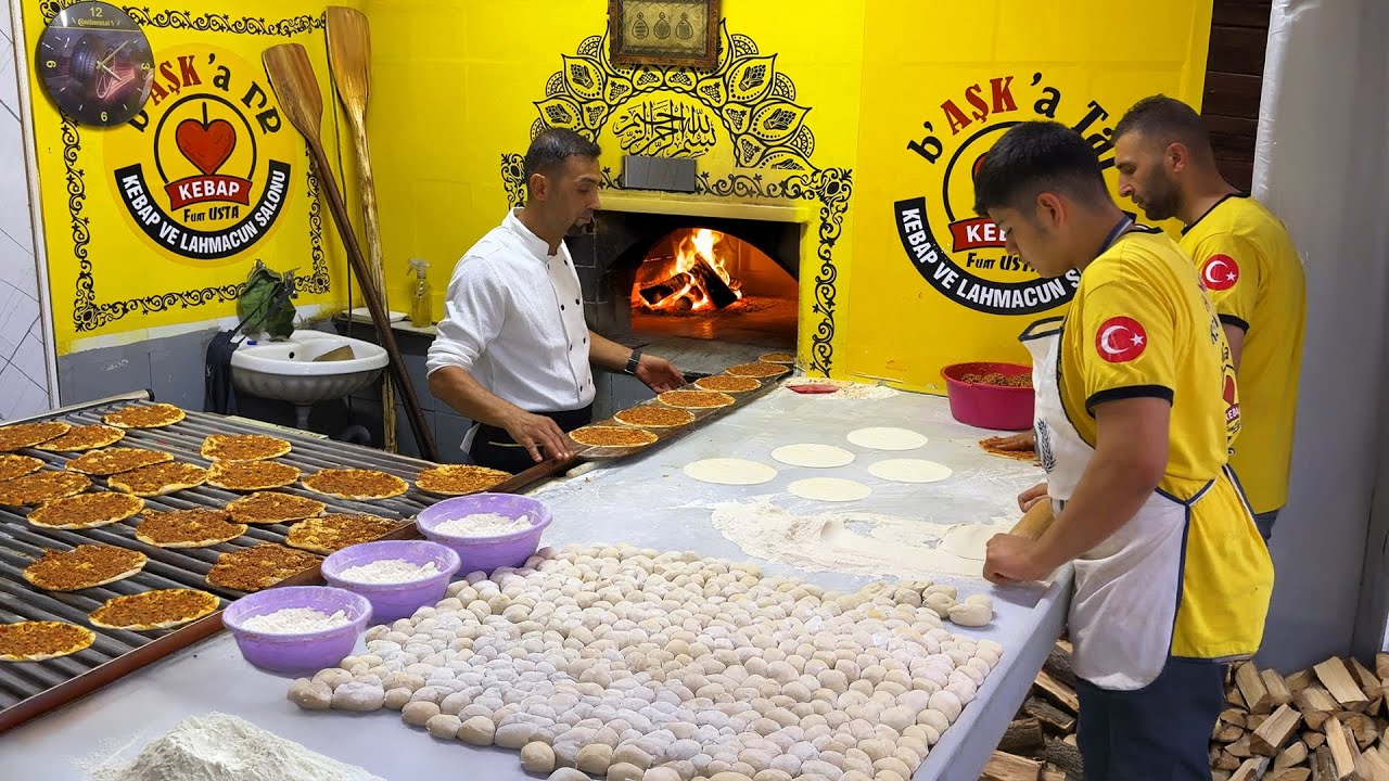 This Master Never Stops! He Cooks Over 500 Pides and Kebabs Per Hour - Amazing Turkish Street Foods