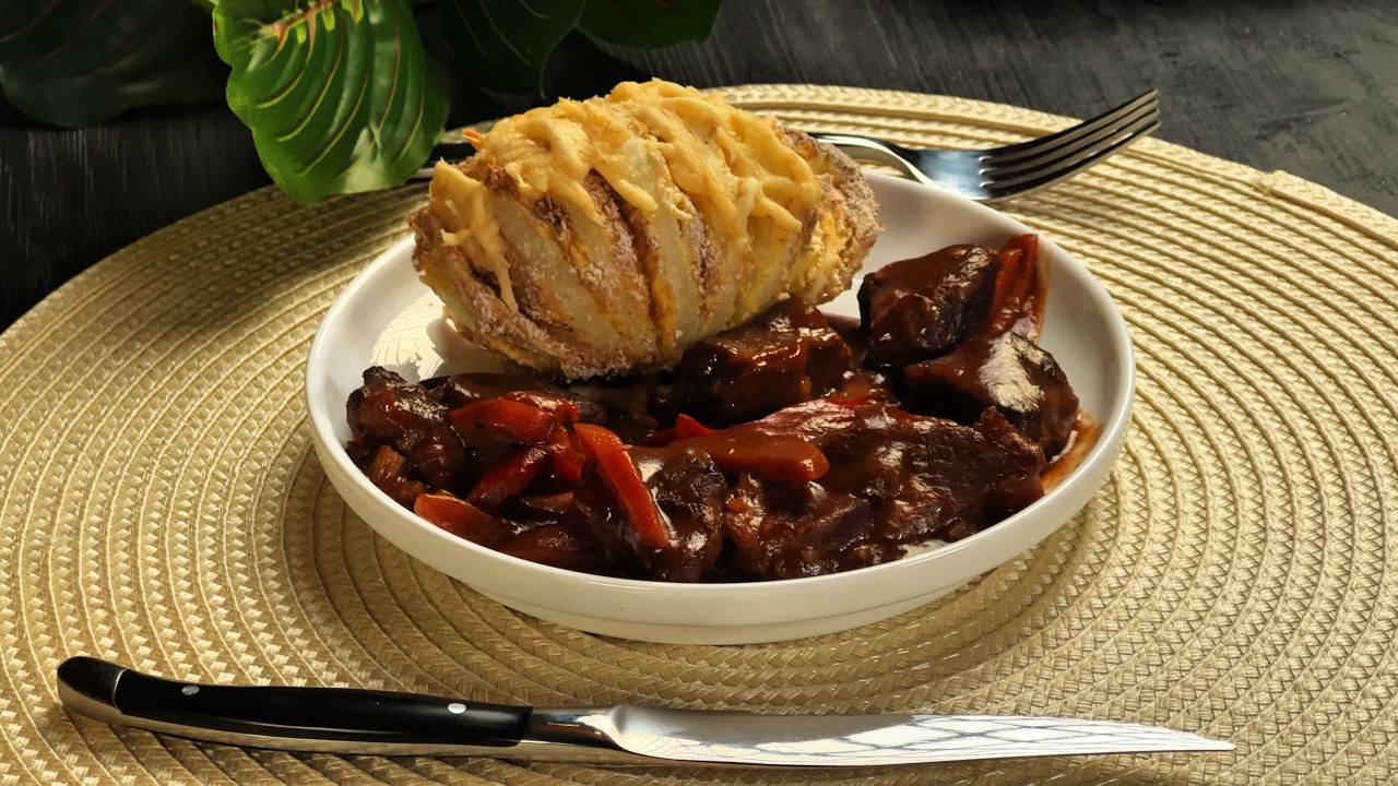 Juicy beef in wine sauce with crispy onions! A great dinner idea!😀