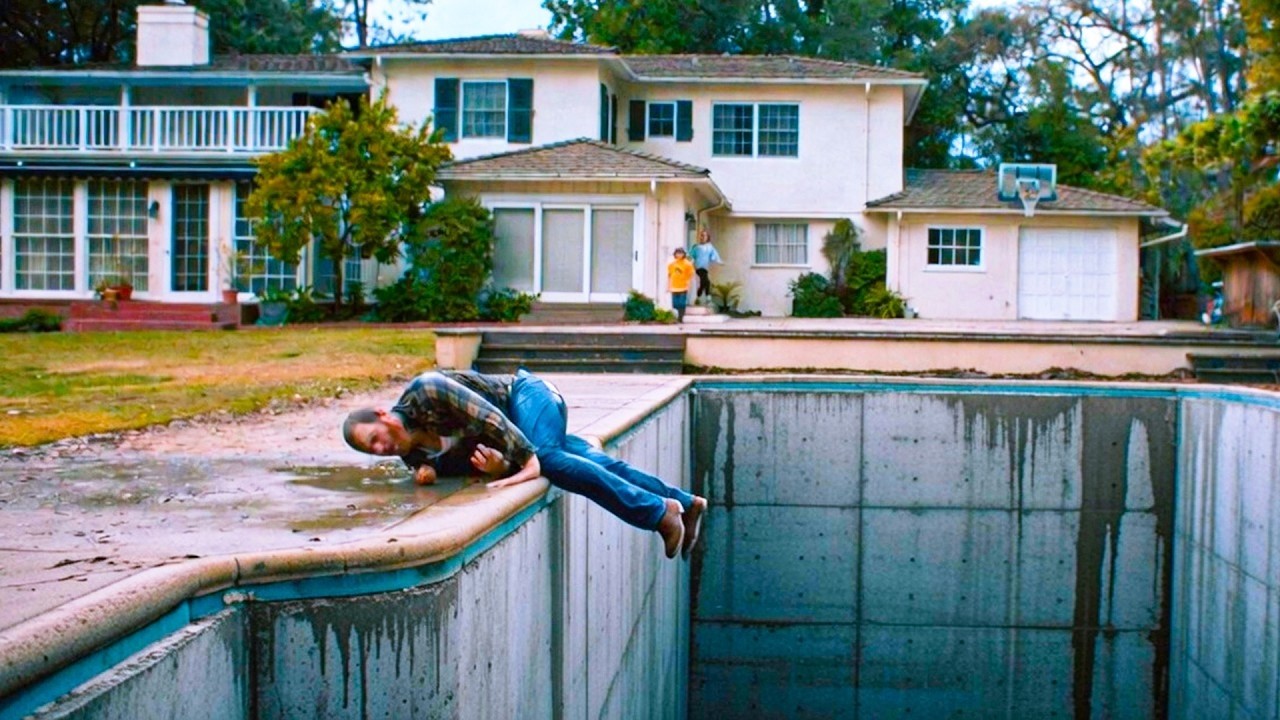 Uma família compra uma casa, e descobre que a piscina não tem fundo, sendo na verdade um portal
