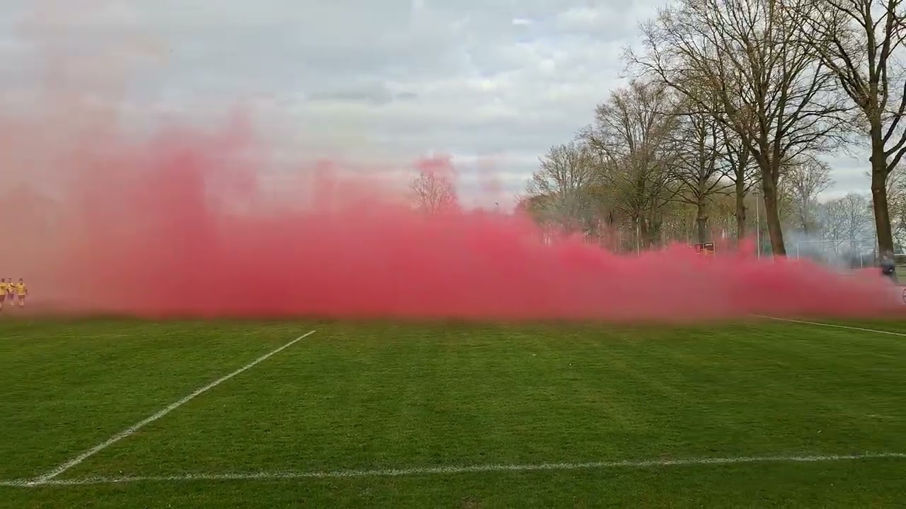 Sfeeracties bij de wedstrijd Veelerveen - Westerwolde..