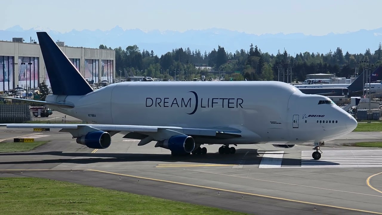 Boeing 747 Dreamlifter Take-off from Paine Field Airport (Boeing Everett Factory)