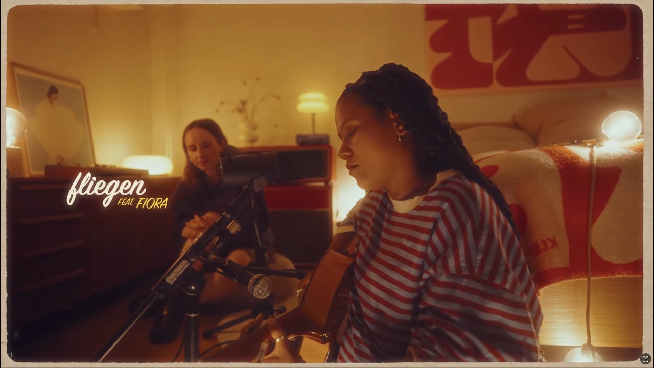 Ami Warning feat. fiora - Fliegen ( live at home session)