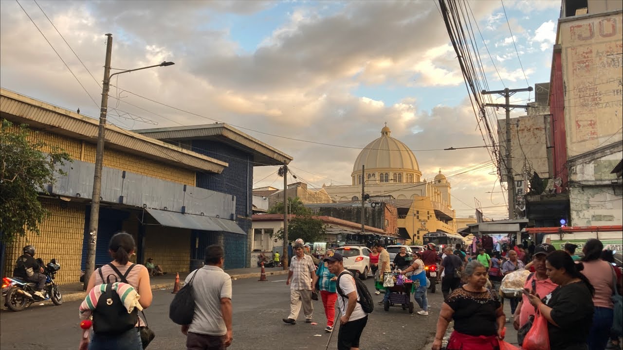 Sigue la fiesta centro histórico en El Salvador 🇸🇻