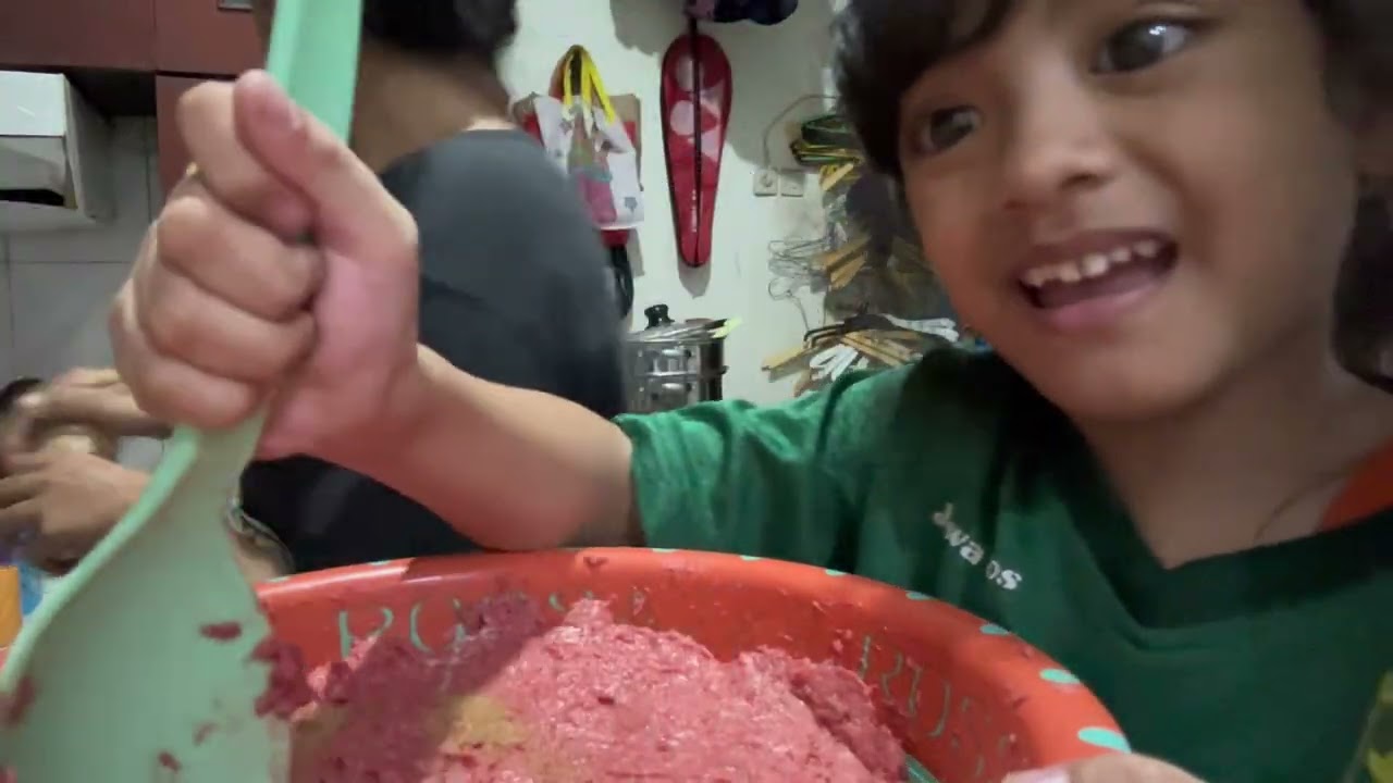 Adek tiara bantuin mama bikin sate buntal