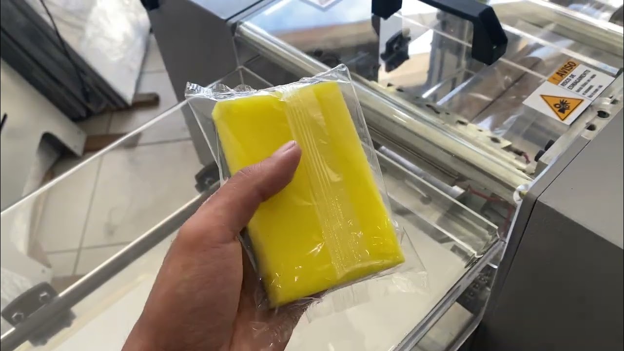 MÁQUINA EMBALADORA FLOW PACK CSD 200 FC EMBALANDO ESPONJA DE LAVAR LOUÇA!