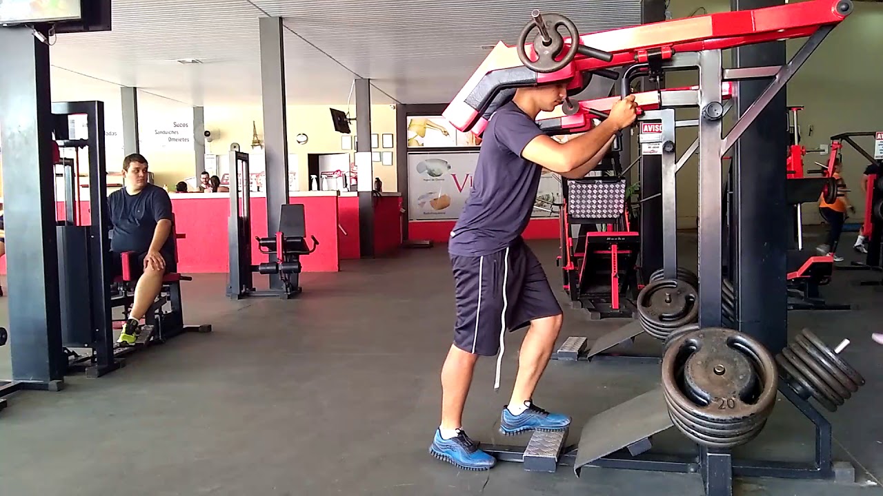 Panturrilha em pé na maquina