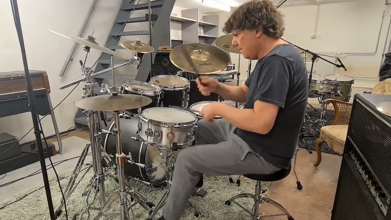 Drumming along the classic funk in ' Cut the cake'  by The Average White Band - Sonor SQ2 drums