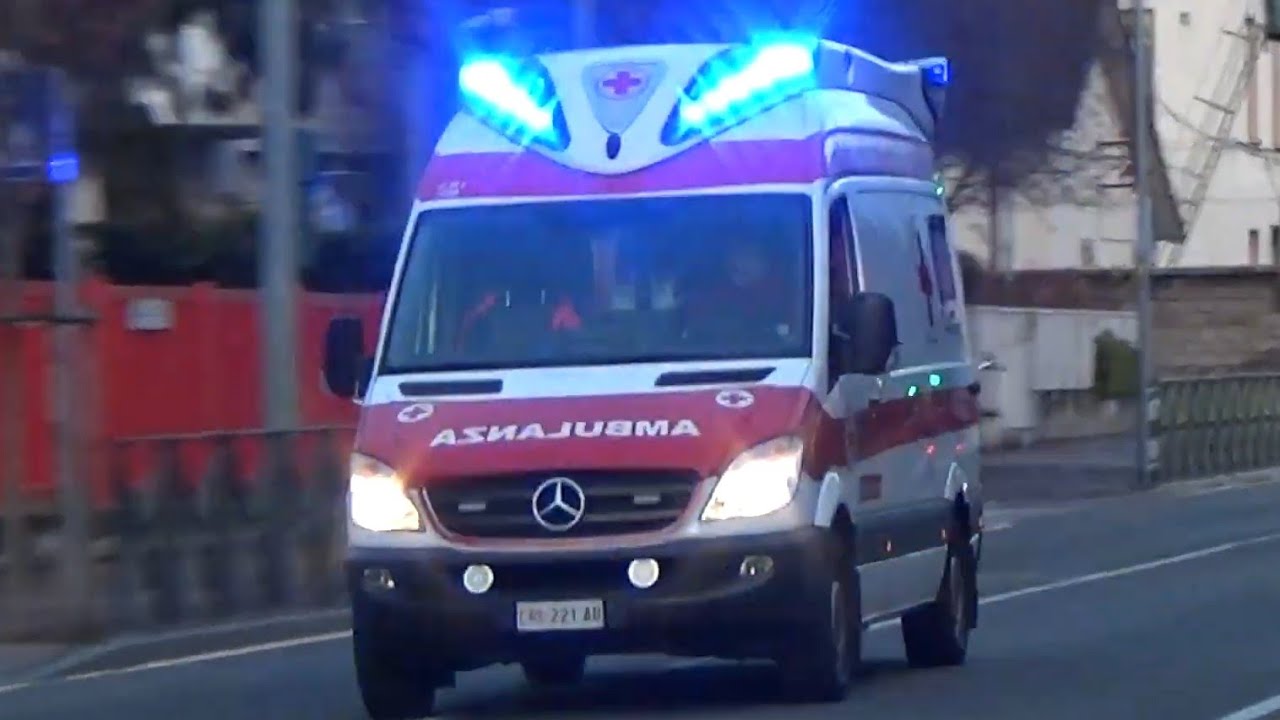 Passaggio Ambulanza RK 459 Croce Rossa Com. Bolzano in sirena - RTW auf Einsatzfahrt in Bozen