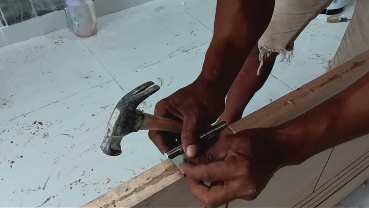 pasang engsel pintu #engsel #pintu #kunci
