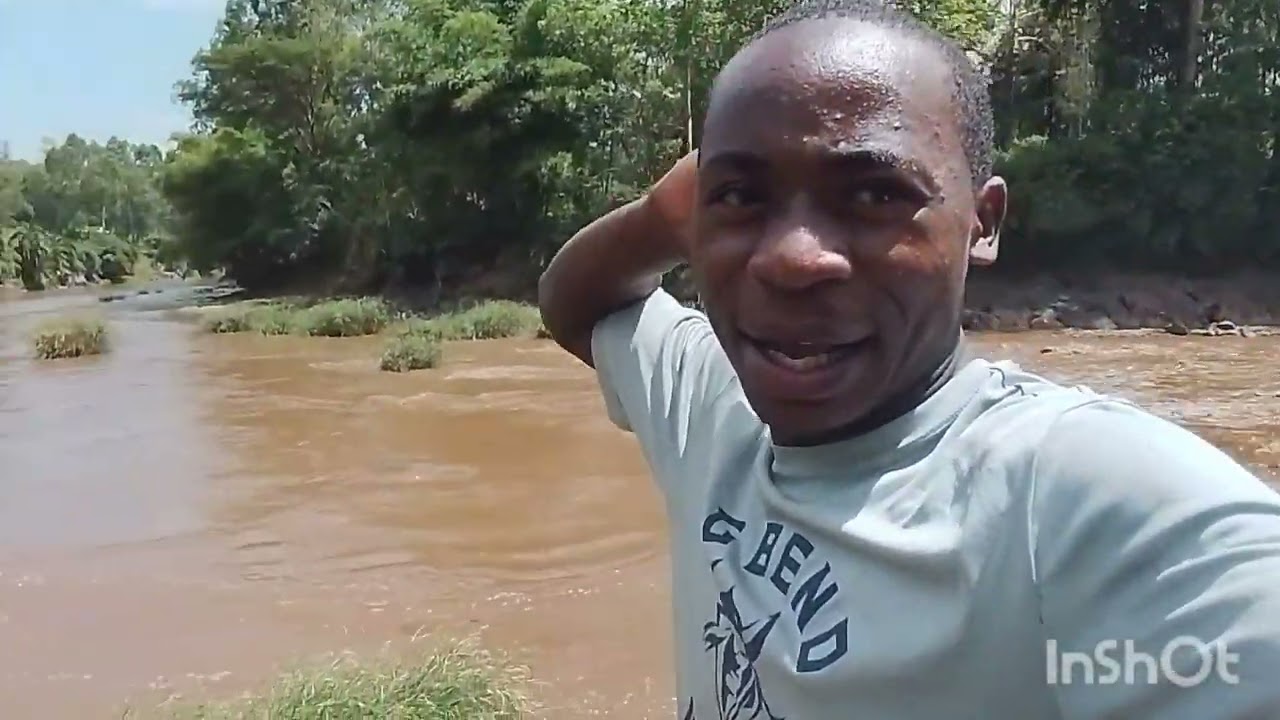 The village river is full of water and is very dirty 🤣🤣🤣🤣🤣😲😲😲😲😲