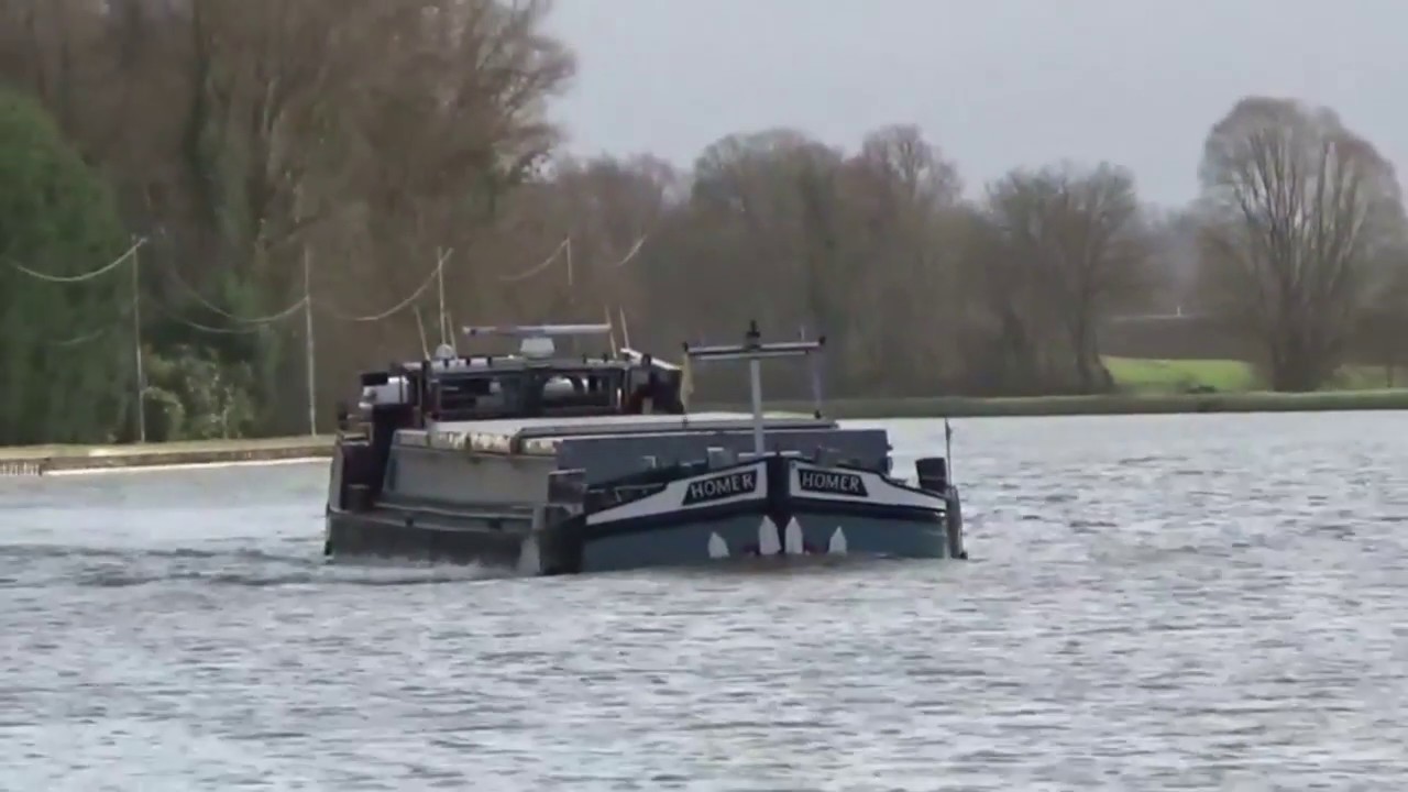 Péniche dans la tempête