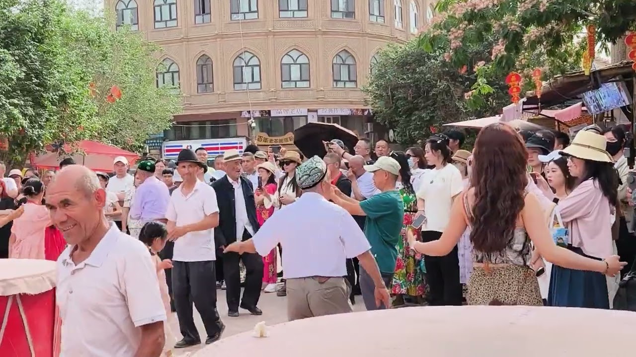 新疆喀什牛羊大巴扎，喀什古城艾提尕尔清真寺自由行短片  20250608