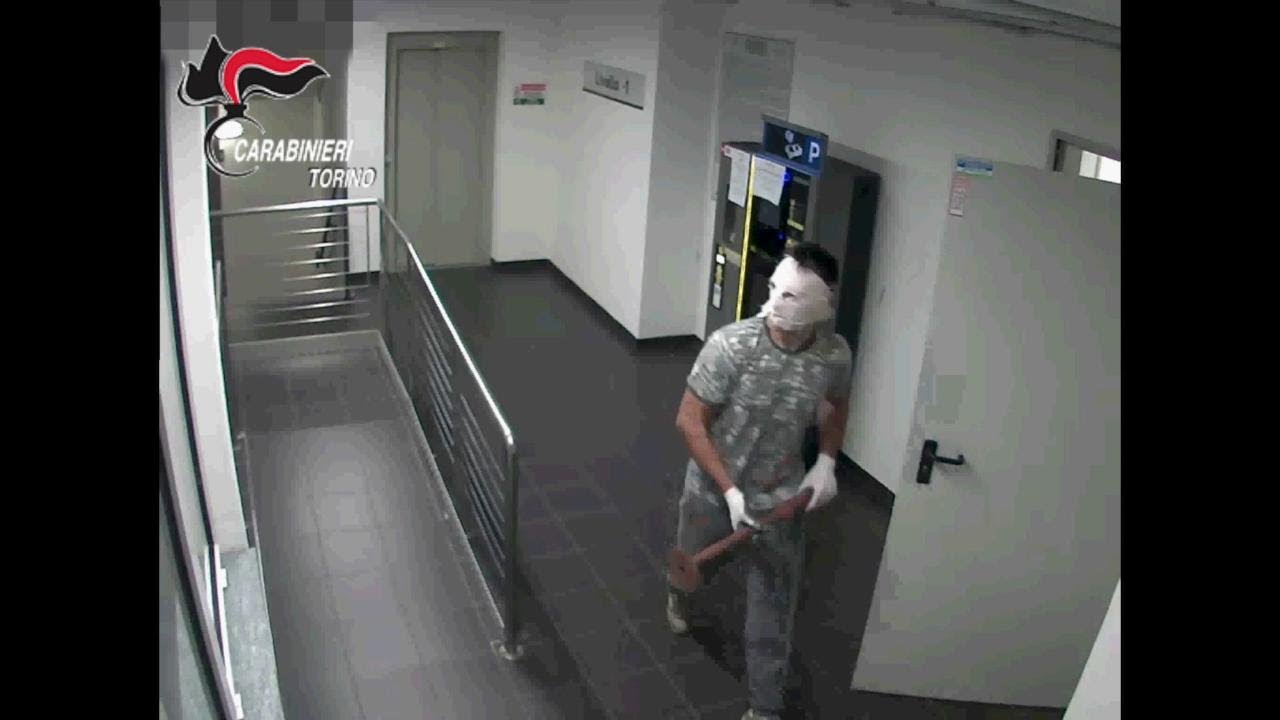 Torino, mascherati e col palanchino: ecco come agiva la banda dei parchimetri