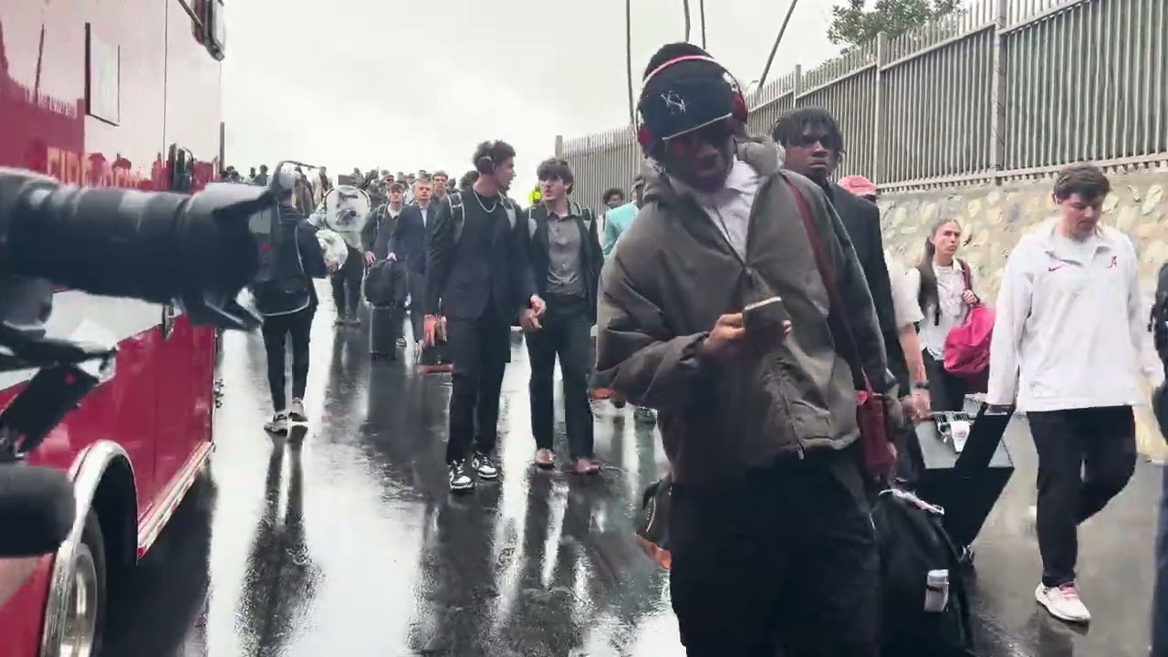🌹Alabama arrives at the Rose Bowl to face Indiana in CFP Quarterfinal
