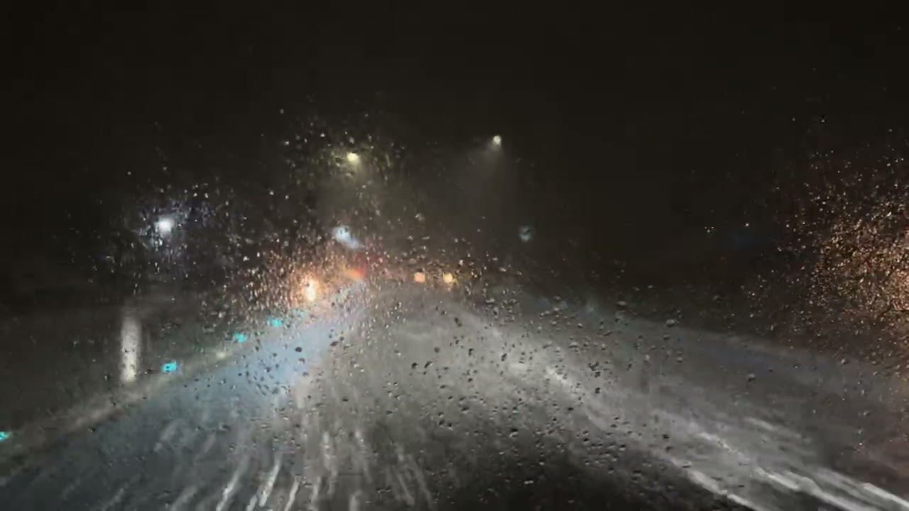 雪が降る様子 エミフルMASAKI近くの道路から恋泉通り付近（2026年2月8日21時2分）