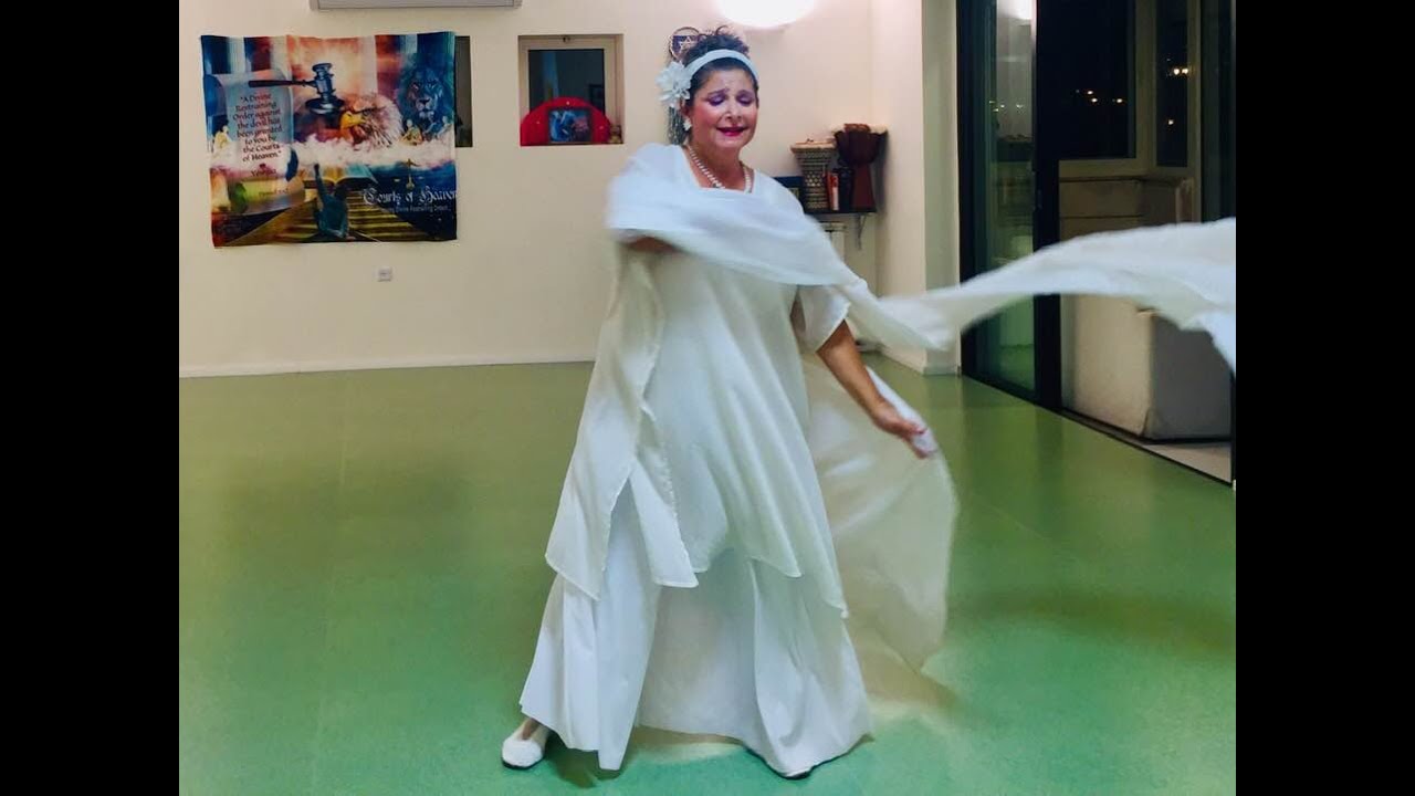 Liora Ziet dances, 