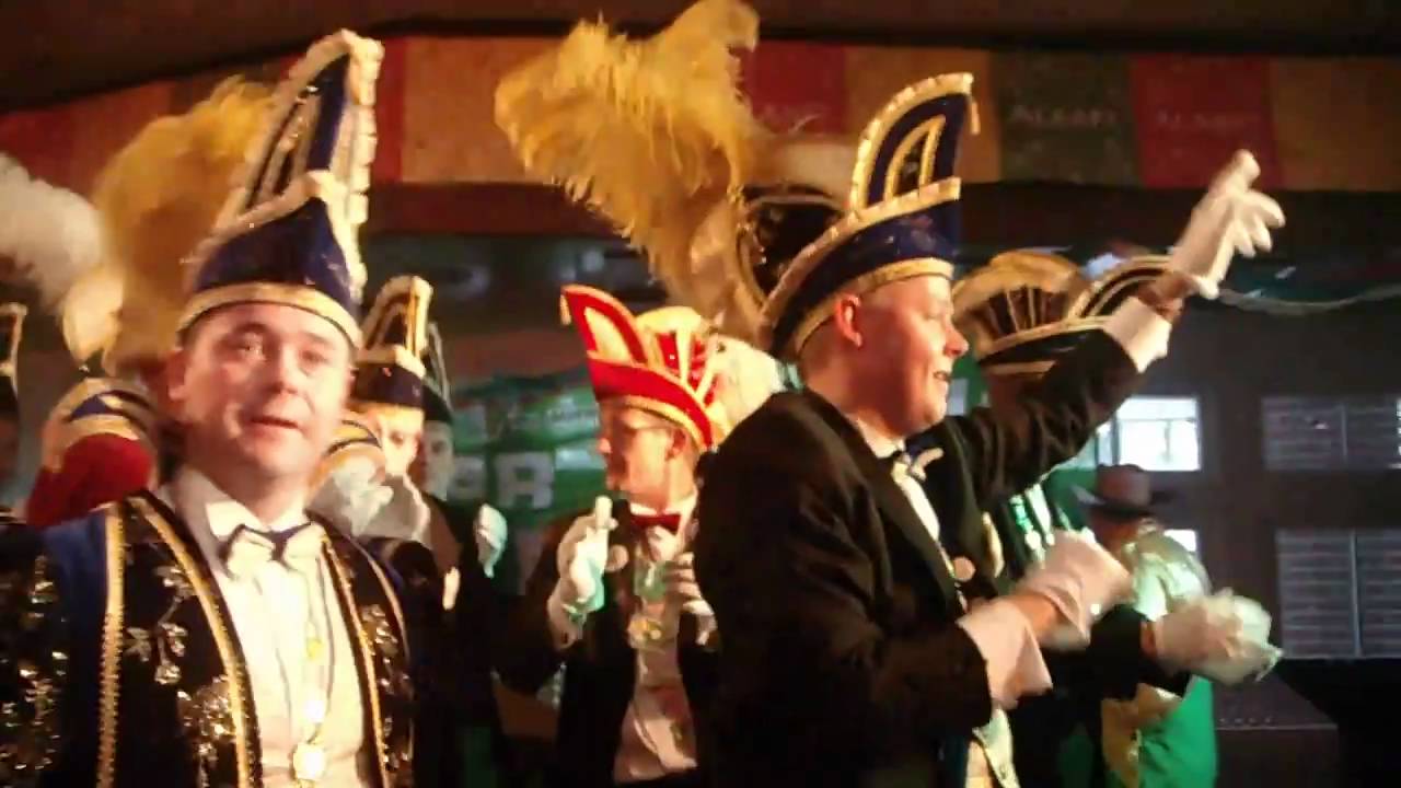 Carnavalsvereniging De Smoezen Vroomshoop bouwt een feestje in Vasse(Mooi geel en blauw)
