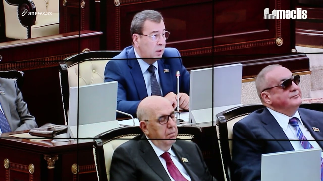Deputat Əhliman Əmiraslanov həmkarı Səməd Seyidovun &ccedil;ıxışı zamanı yuxulayır.