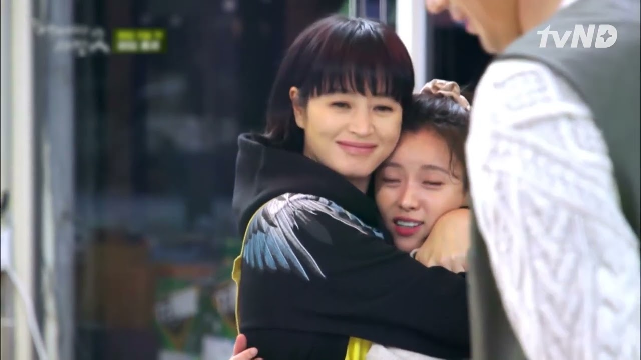 Han Hyo Joo Hoá Thành Em Pé 👼🏻 Trong Vòng Tay Chị Kim Hye Soo 🫂💖 