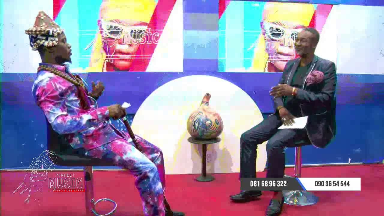 MAITRE TSHOBO NGANGA PARLE DE LA TRADITION ANCESTRALE ET FAIT LES DÉMONSTRATIONS DANS PERFECT MUSIC
