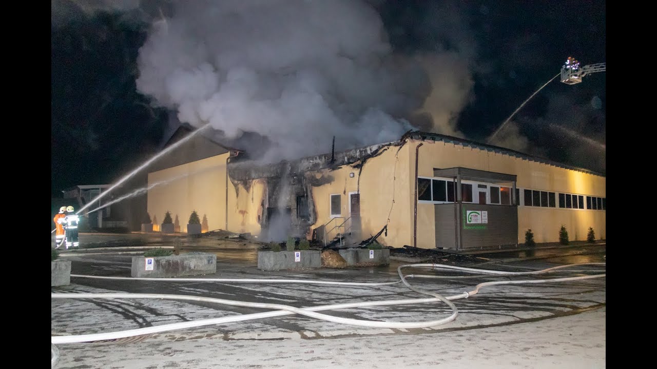 Millionenschaden bei Brand in Hallenbad im Kreis Passau