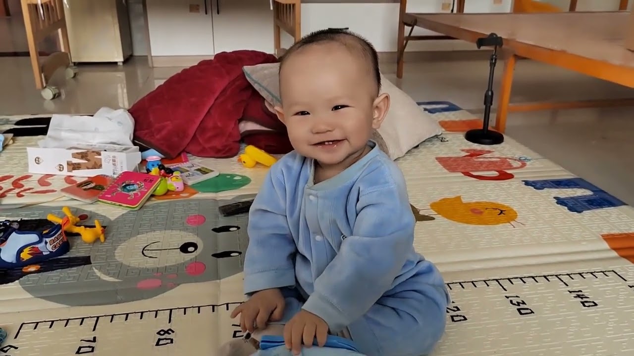 煊爸给娃做早教之踩豆子，踩完黄豆又可以闷鱼吃，一举两得不浪费 #全职奶爸 #爸爸陪娃 #新生儿 #宝宝早教踩豆子 #早教游戏