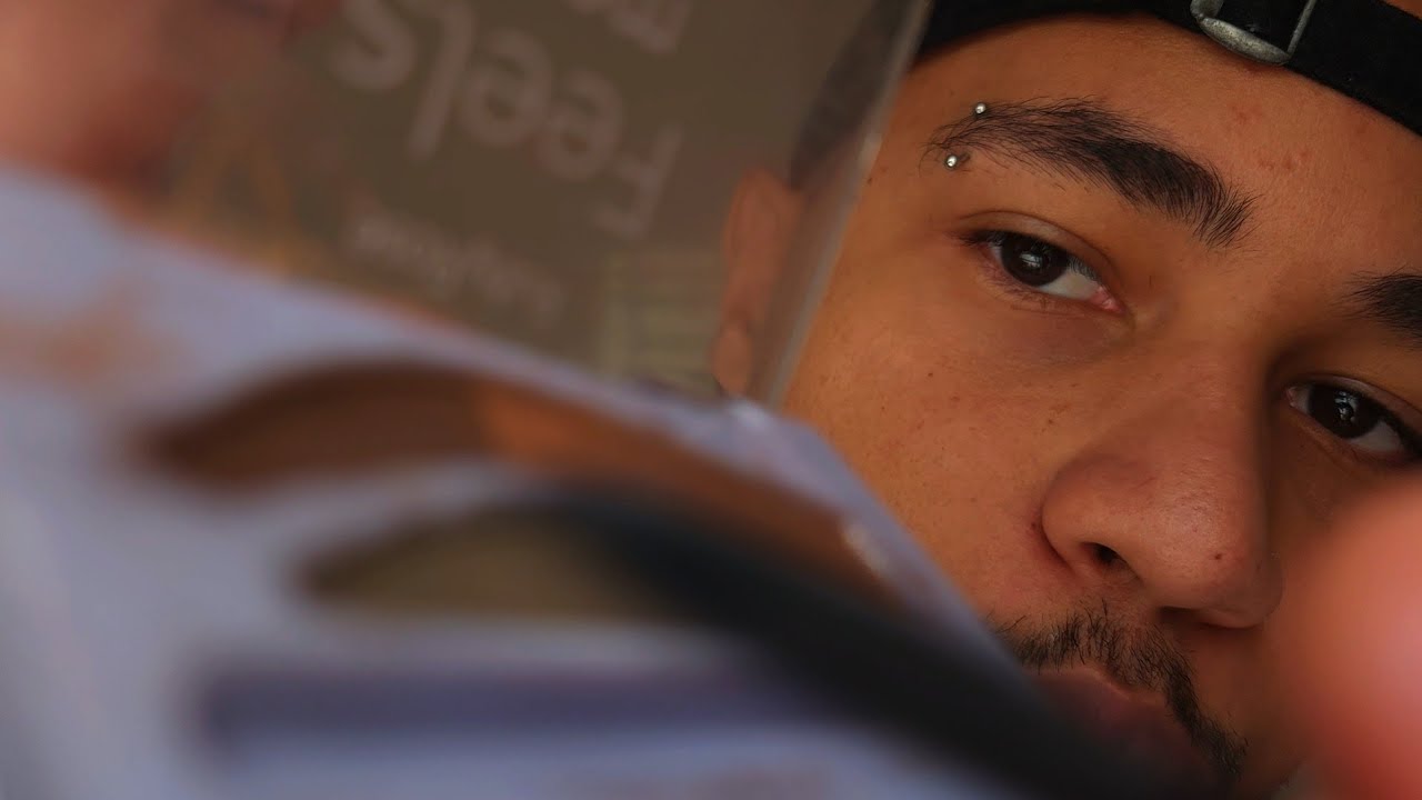 ASMR CASEIRO Fazendo sua maquiagem para sua FORMATURA 👩‍🎓💄😴 *(mouth sounds + tapping)*