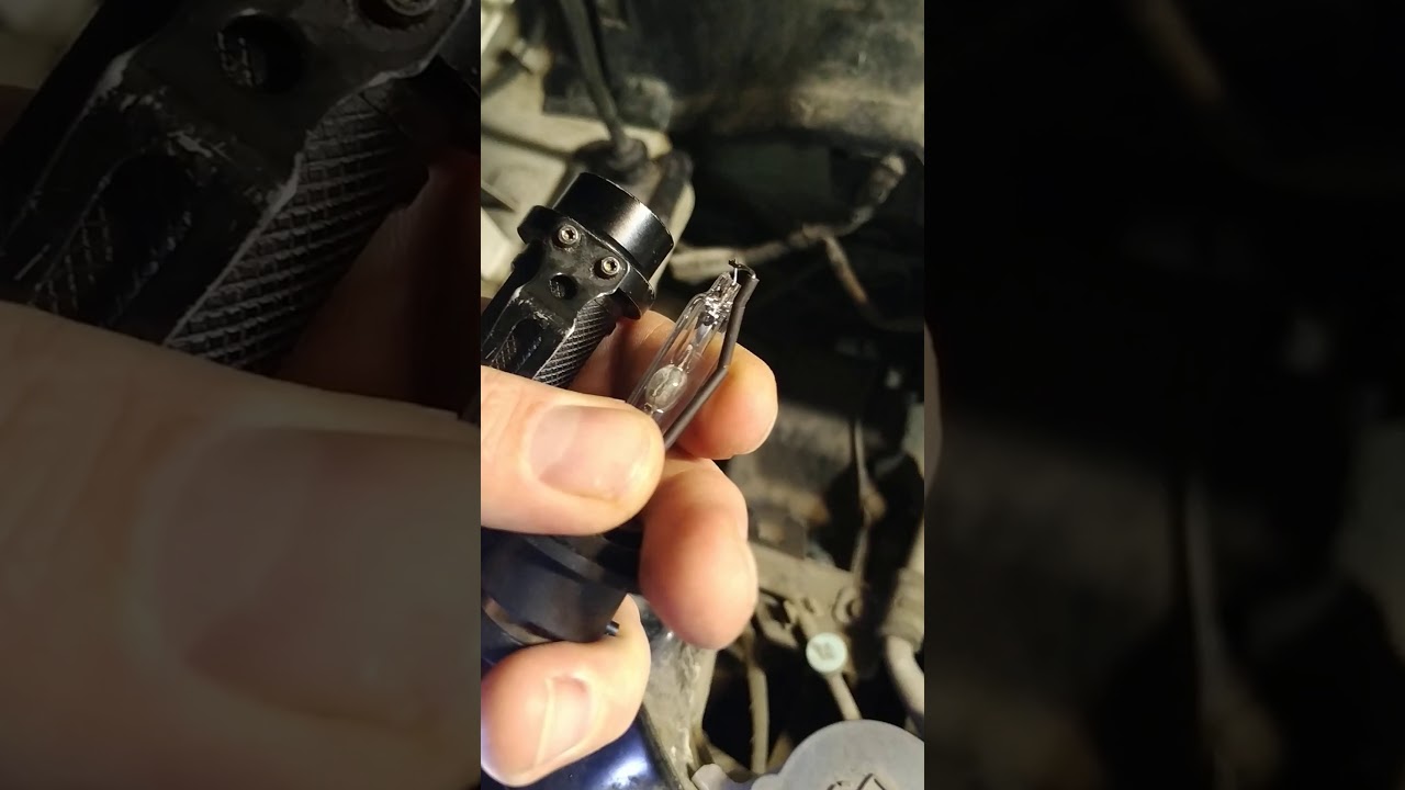Замена лампочки ближнего света в Ниссан Серена С25, С26 Nissan Serena C25