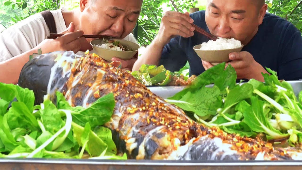 300買了13公斤大魚，二弟裹上豬油一烤，一口爆油太香了【鐵鍋視頻】