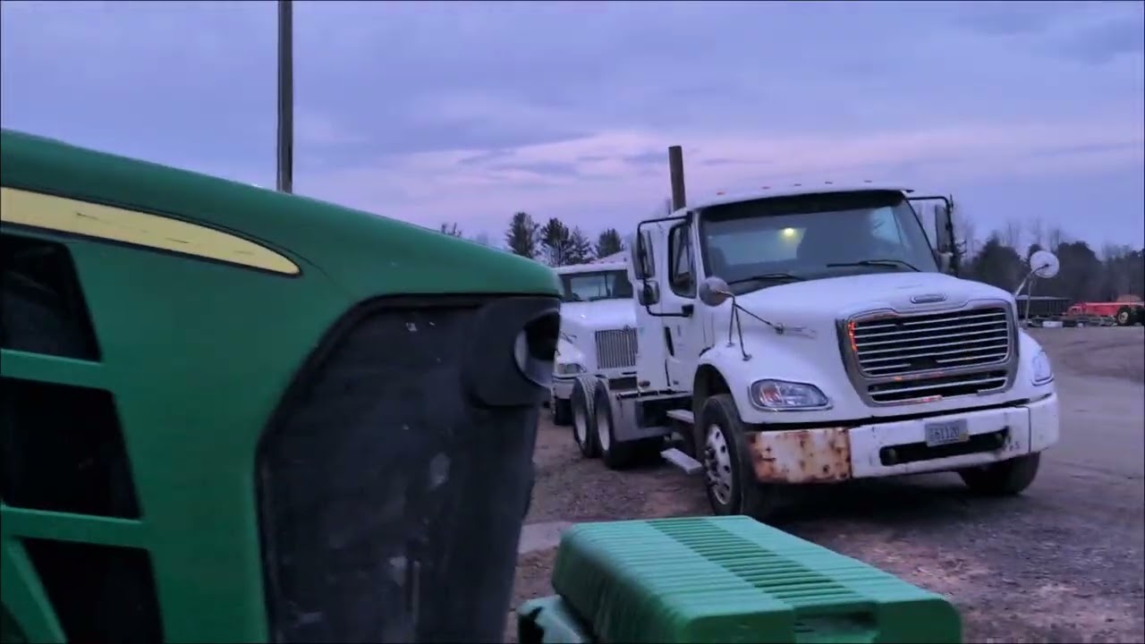  That's a lot of John Deere tractors! From 8Rs and 4wds to a 4620 on rice and canes, this is a line