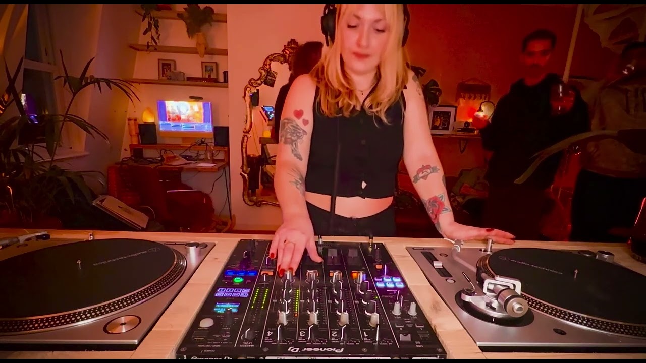 LOUNGE LAB | 003 - NANCY JUNE