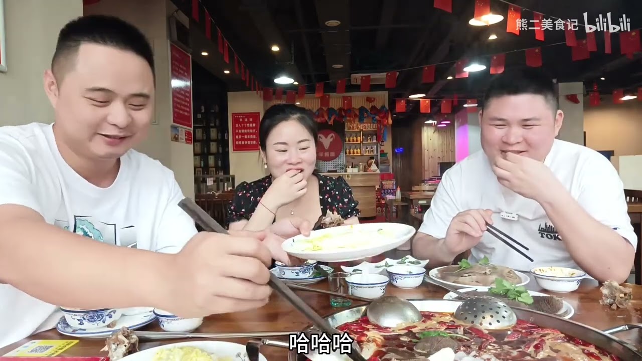 美食博主吃饭不要钱？熊二和大胖又去蹭饭吃，羊肉毛肚一大桌