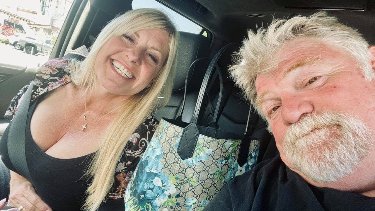 Лора Дотсон из Storage Wars поражает воображение ярким образом в купальнике