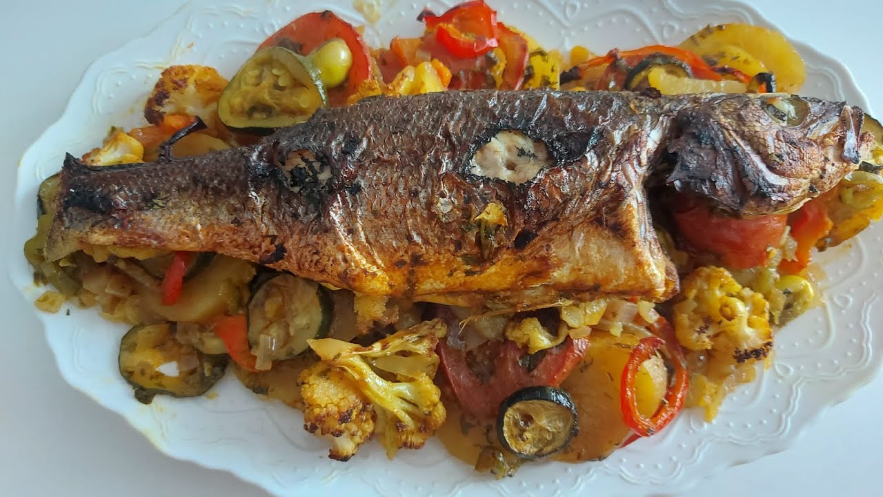 Lubina asada con verduras al horno سمك لوبينا بالخضر في الفرن
