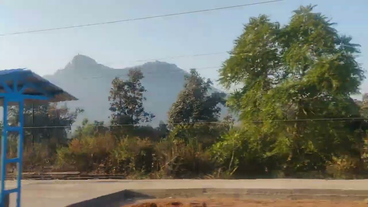रेल यात्रा में अद्भुत दृश्य – पहाड़ पर मंदिर