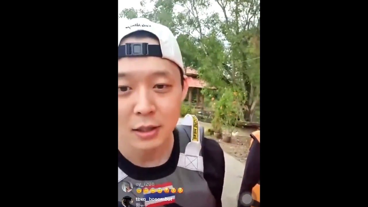 ユチョン Park Yuchun volunteers for the flood victims in Surat Thani province in Thailand
