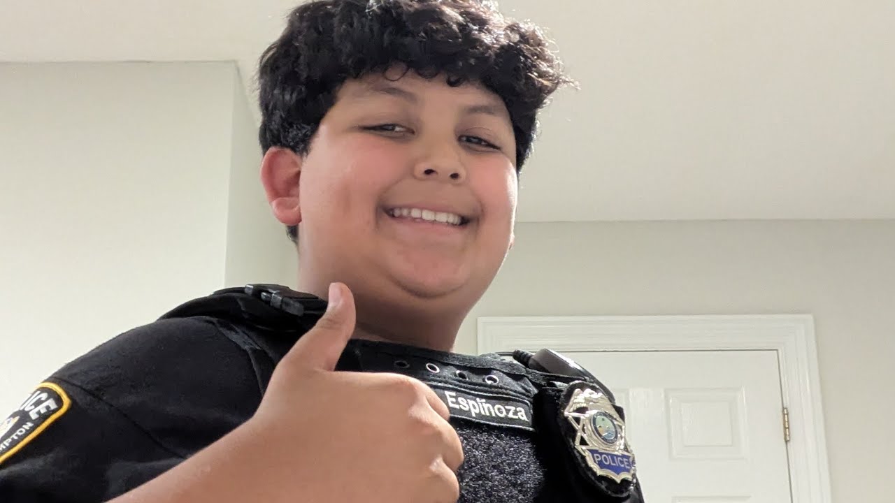 Showing you guys my upgraded police uniform (pt2)