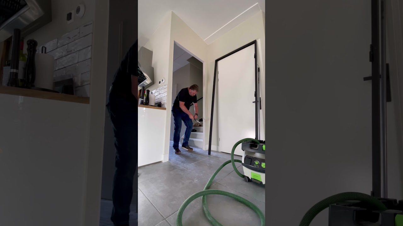Een zwarte stalen deur met kozijn gemonteerd in gipsmuur na verwijdering snelbouw kozijn.