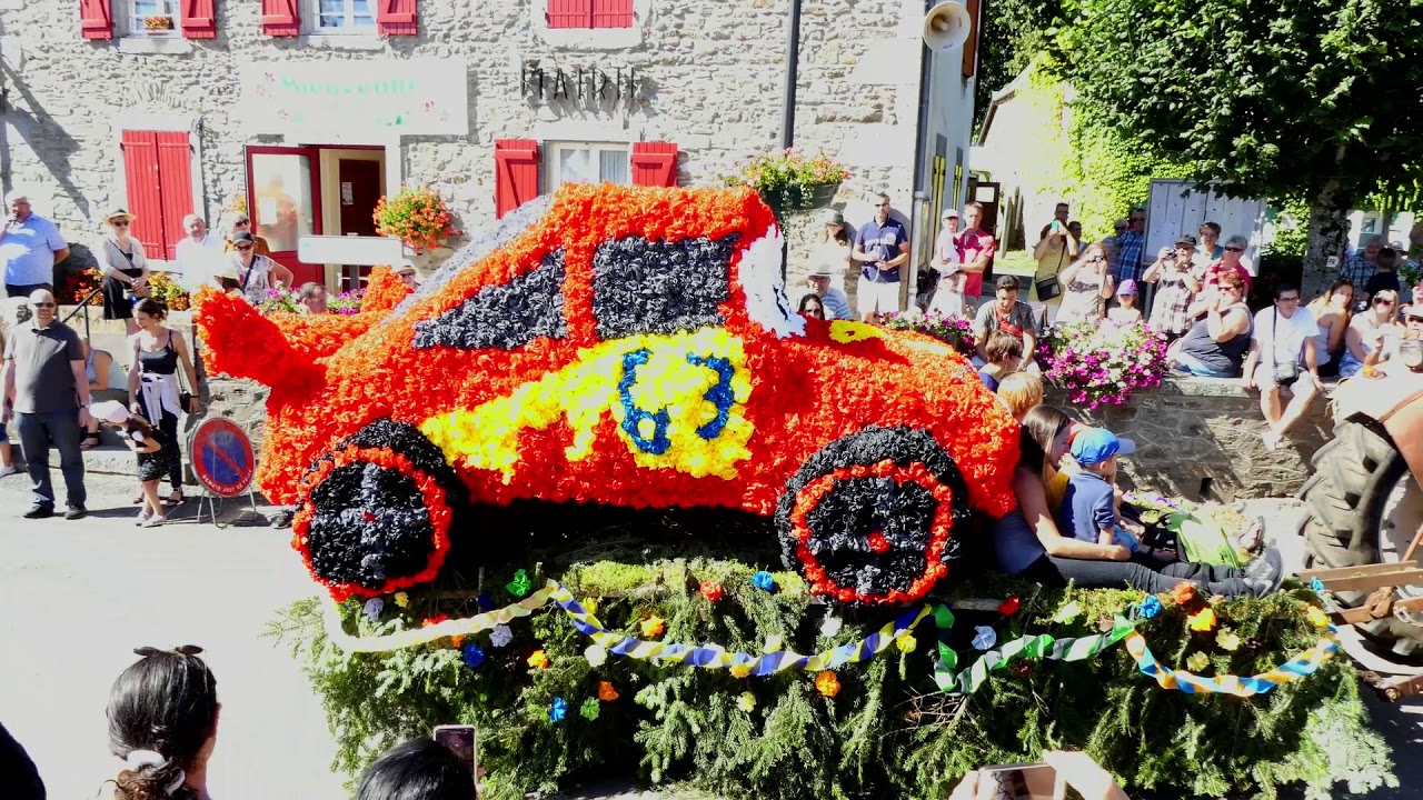 Défilé de chars Fleuris à  AVEZE (63690)