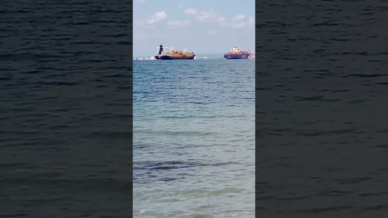 Panama-flagged #containership MSC SARISKA V: A hole in the hull is visible