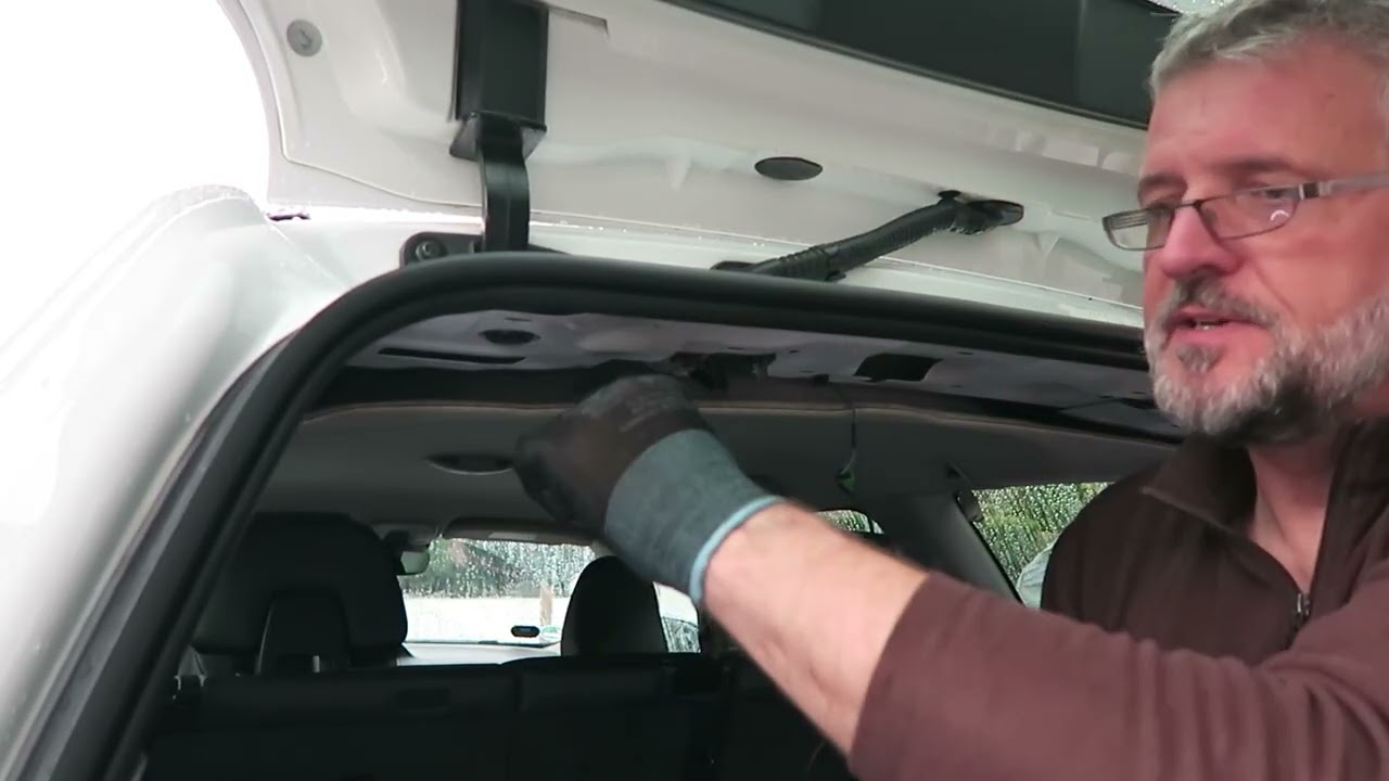 Volvo V 70 - Gasdruckfedern (Dämpfer) am Kofferraumdeckel austauschen.