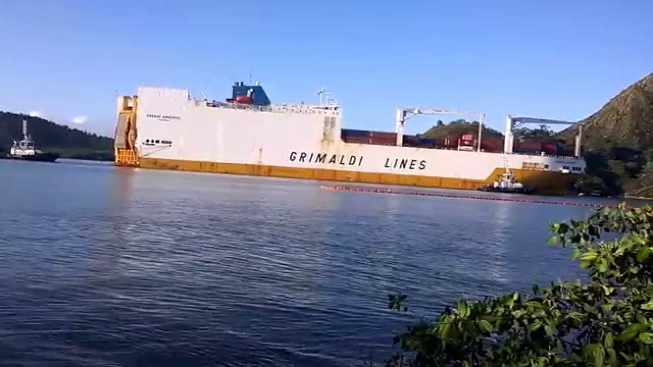 Navio chegando ao porto de Vitória ES na manhã de sábado 09/05/2015.