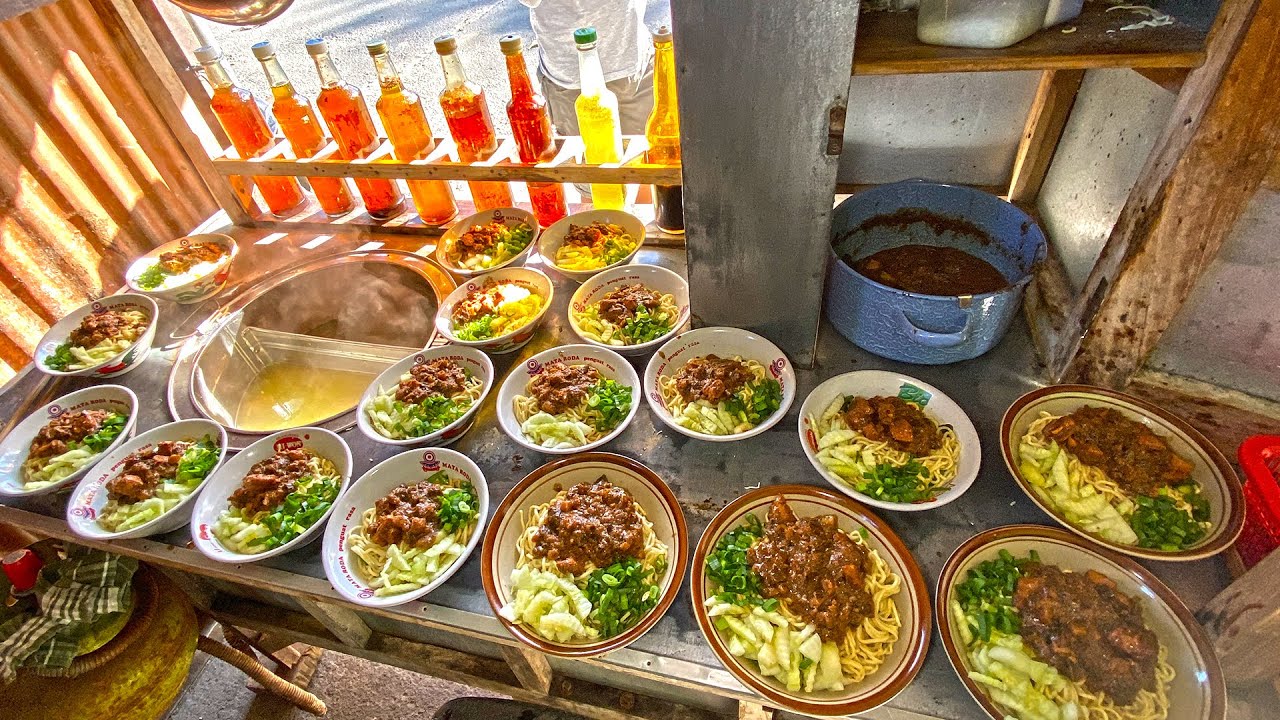 LANGSUNG LUDES RATUSAN MANGKOK !!!!! PORSI JUMBO 14 RIBU SAMA MINUM !! MIE AYAM TANPA NAMA BANTUL !!