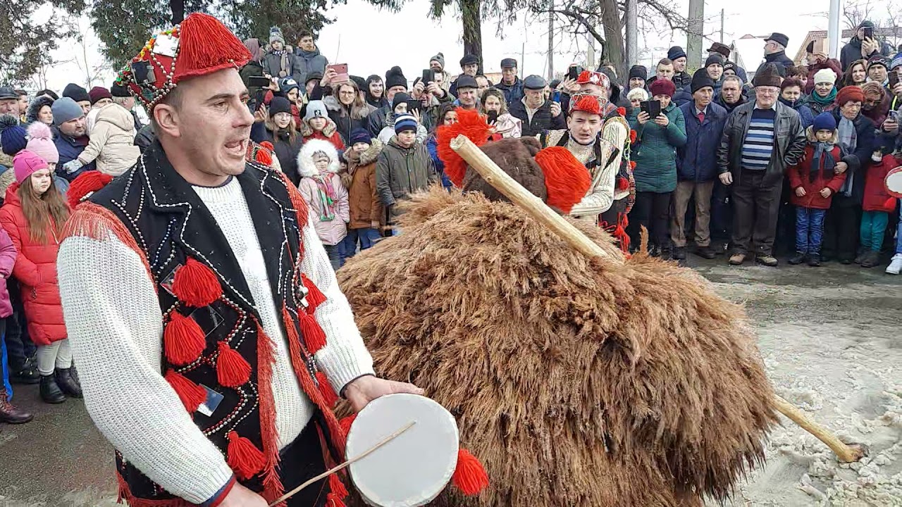 Ursul de la Bădeni la Festivitatea de Ajun de Anul-Nou din 31 Decembrie 2021 comuna Scobinți...❤🐻