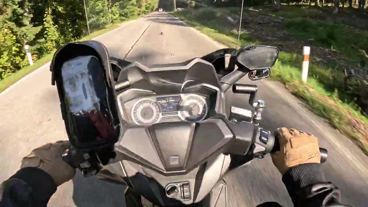 19.9.2025, 03 díl z 08, Lipno hráz - Skoronice, 2 x Honda Forza 125, helma