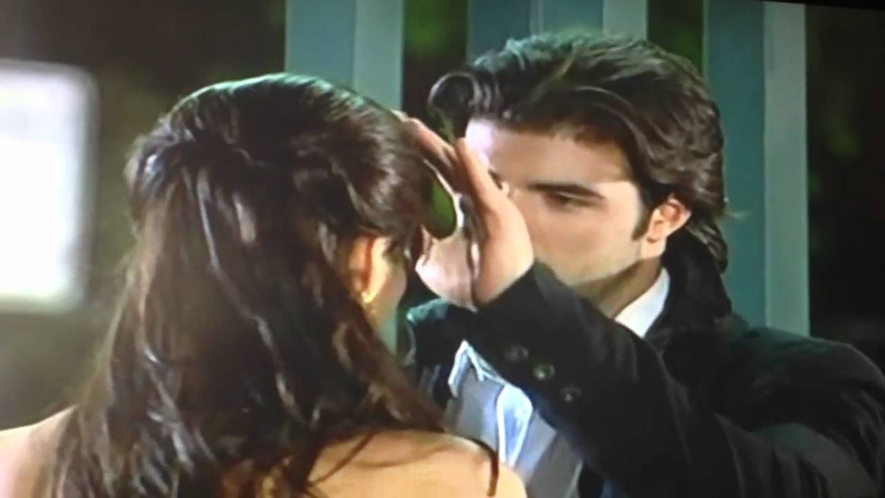 El beso de Angel y Manuela fuera de la galeriia