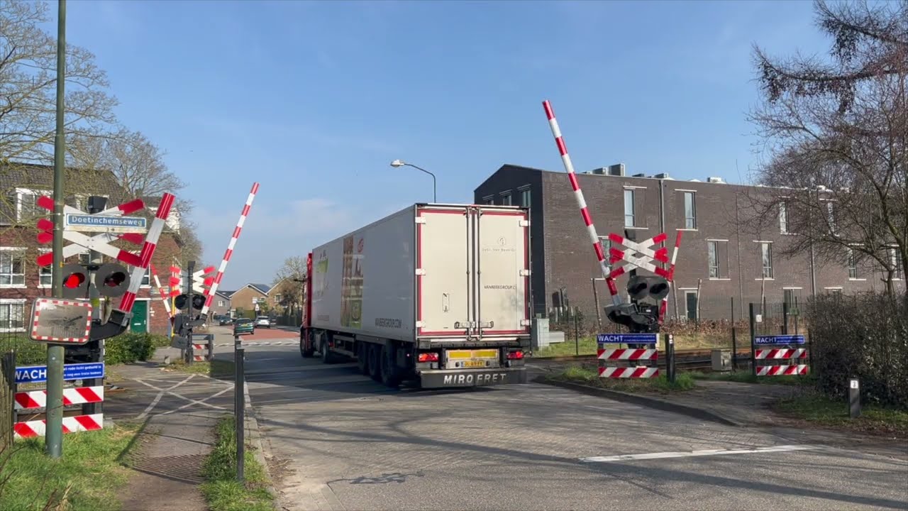 *TRUCK NEAR MISS* Spoorwegovergang Wehl // Dutch Railroad Crossing