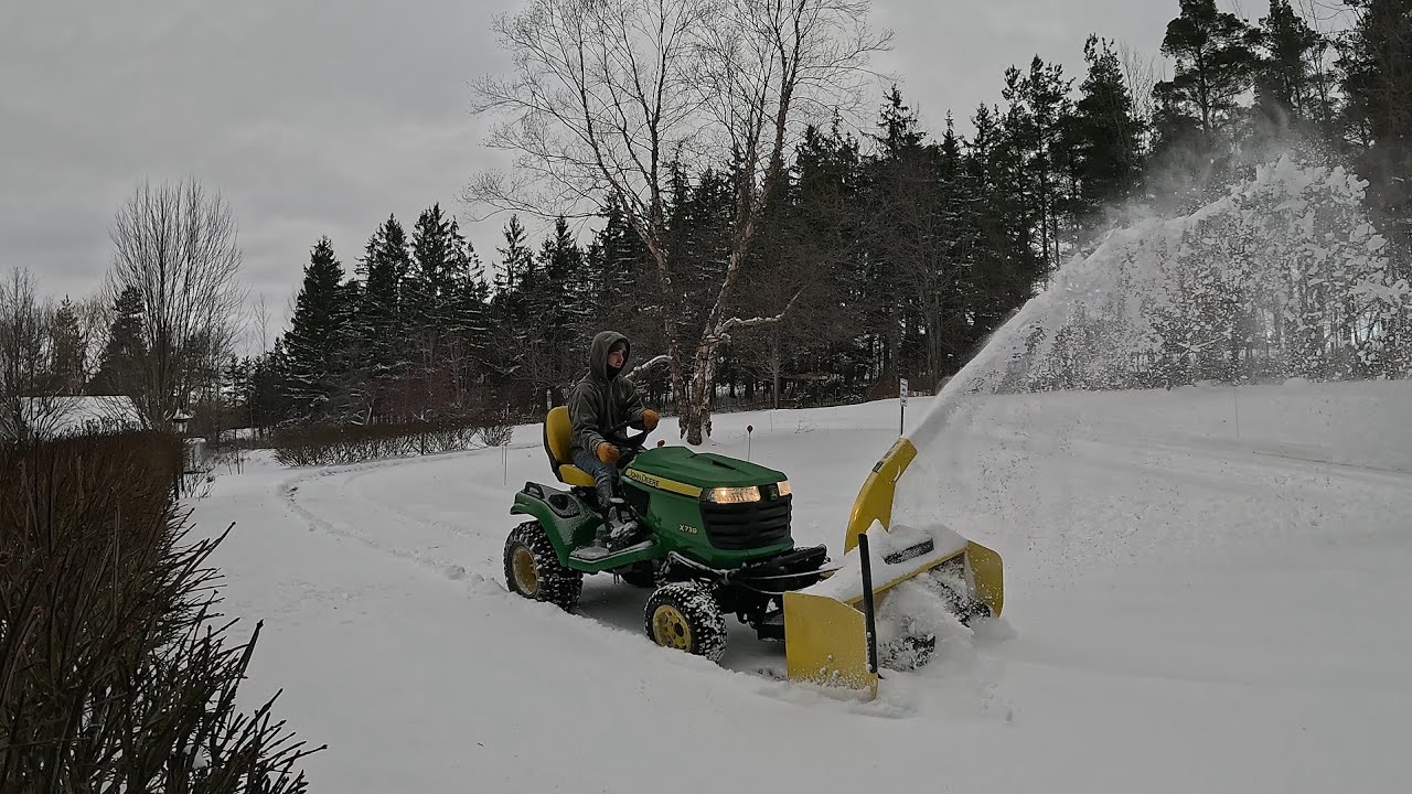 Снегоочиститель John Deere X738 против свежего снегопада