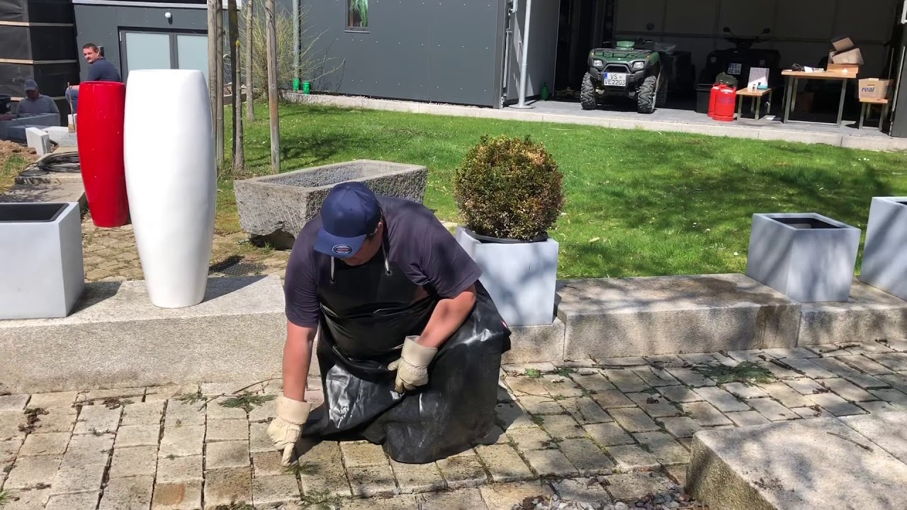 Unkrautbek&auml;mpfung mit Hei&szlig;wasser in Unterbaldingen